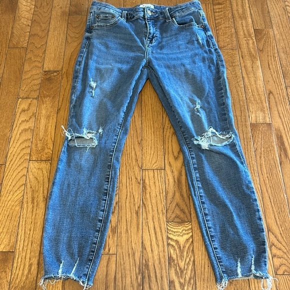 pistola Denim - Women’s Pistola Crop skinny Jean size 28” waist 25” inseam 9” rise distressed